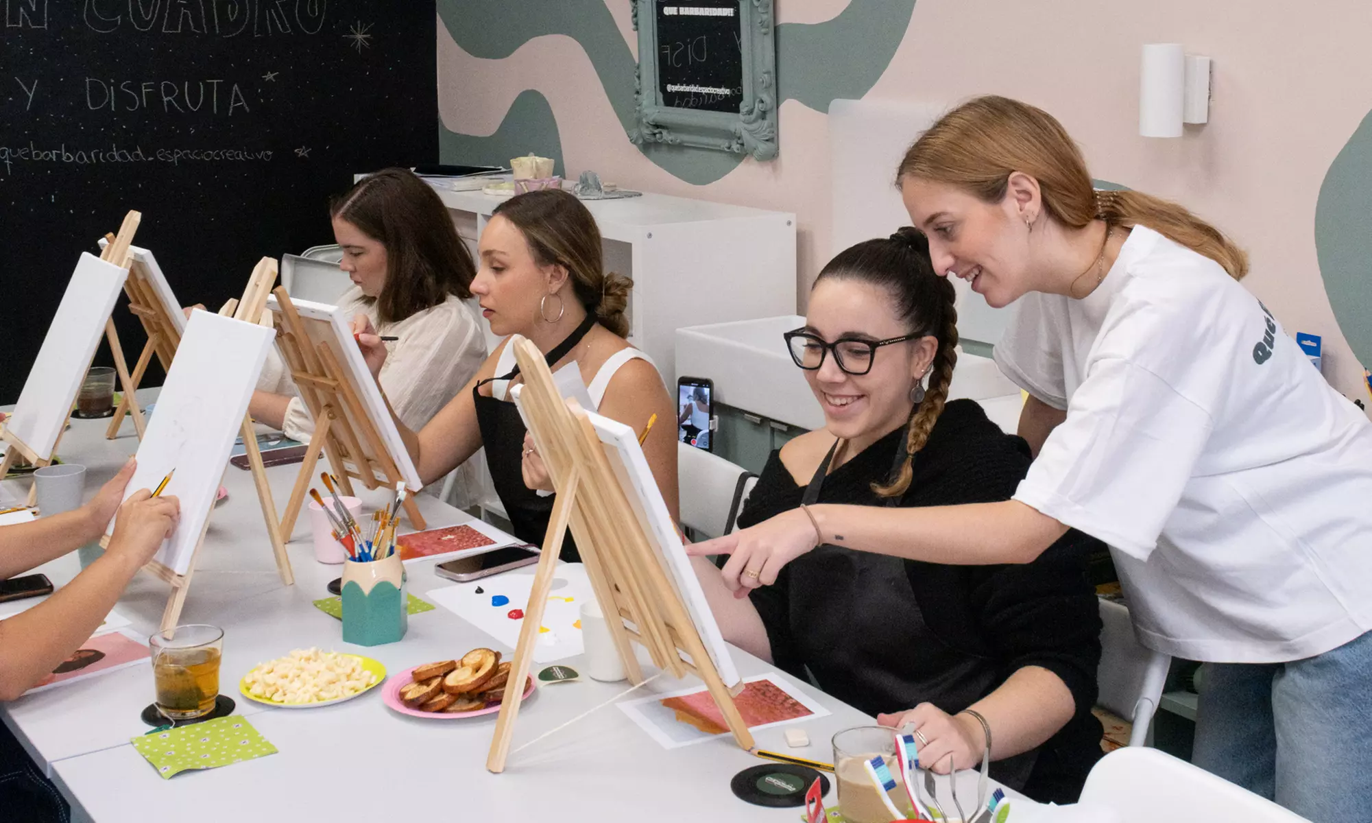 Taller para 1 o 2: pintura de cuadro o tote bag, o clase de maquillaje