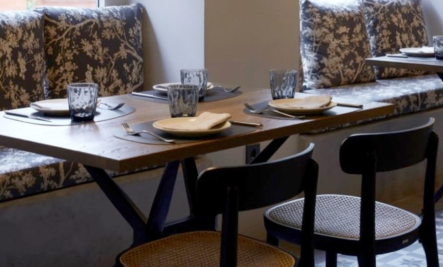 Image 8: Menú mediterráneo completo para 2 o 4 con opción a vino en El Carmen