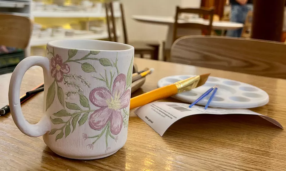 Taller de pintura sobre cerámica con 1 bebida o 1 copa de vino