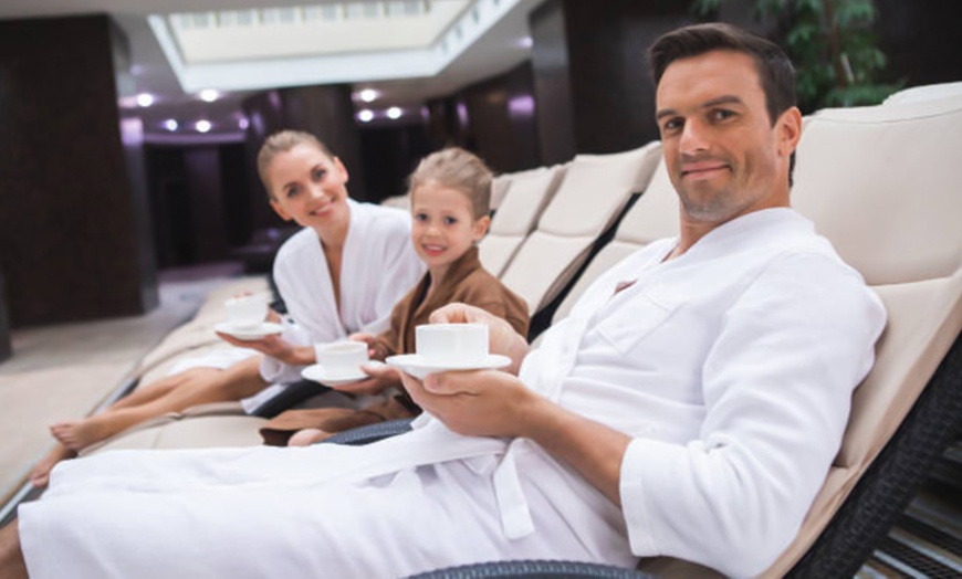 Image 2: Circuito termal para 2 adultos y 1 o 2 niños con opción a almuerzo