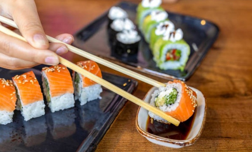 Image 1: Menú de sushi con piezas a elegir y bebidas para 2 o 4 personas