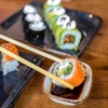 Image 1: Menú de sushi con piezas a elegir y bebidas para 2 o 4 personas