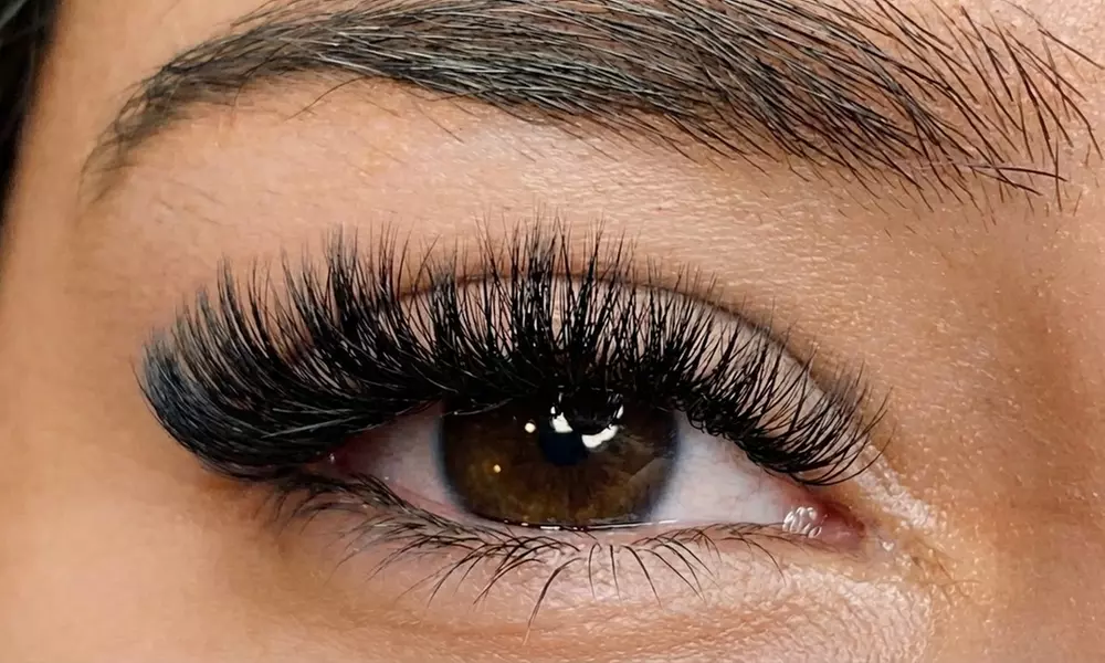 Enhance Your Eyes: Full Sets of Effortless, Hybrid, or Ultimate Lashes