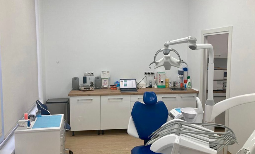 Image 2: Rejuvenecimiento facial con 4 u 8 hilos espiculados para 1 persona