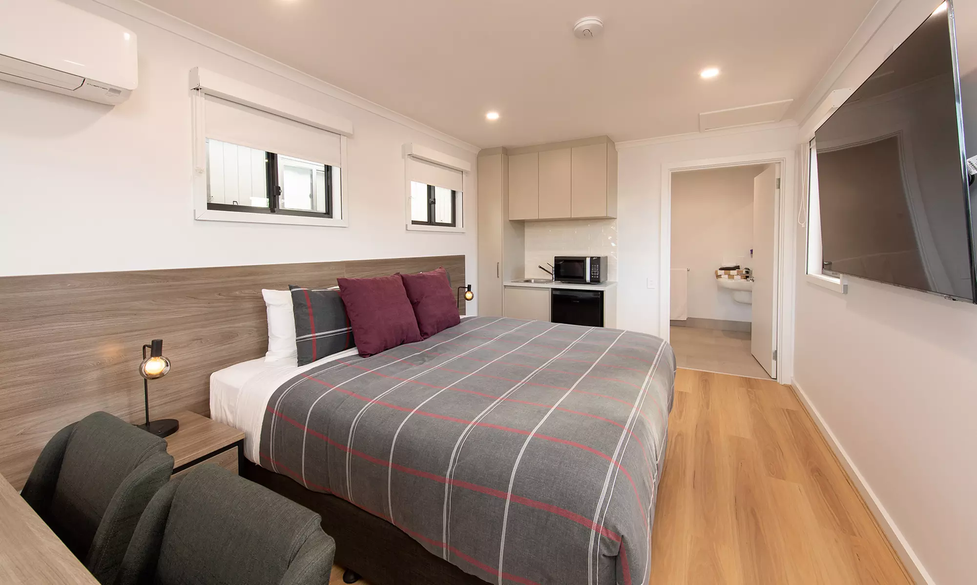 Port Pirie: Deluxe Villa + Welcome Gift in Room, Drink Voucher, & LCO