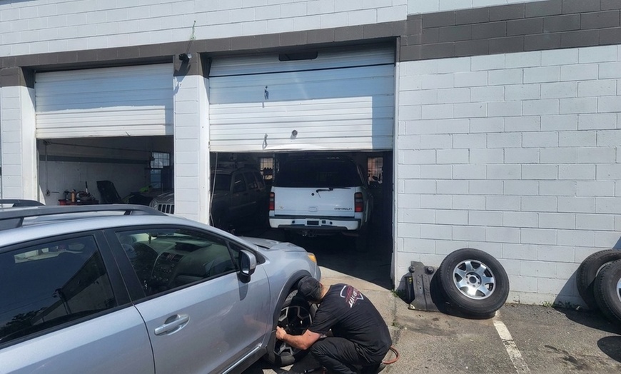 Image 2: Oil Change Packages for 1 or 2 Vehicles