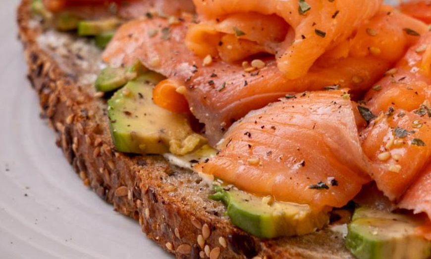 Image 2: Saborea un brunch completo con opciones dulces y saladas para 2 o 4