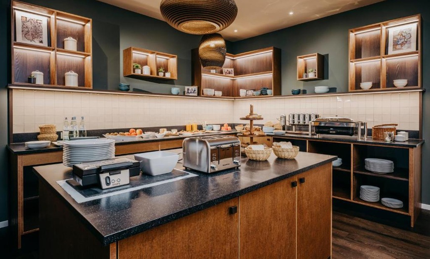 Image 10: Büsum: 2 oder 3 Nächte inkl. Frühstück, 1x 2-Gänge-Menü & Schwimmbad