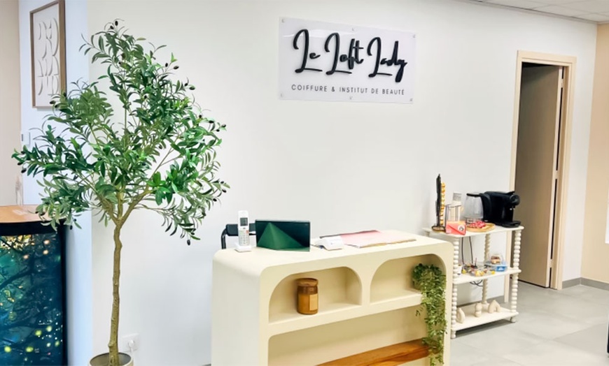 Image 1: Forfait shampoing, coupe, brushing avec couleur en option au Loft Lady