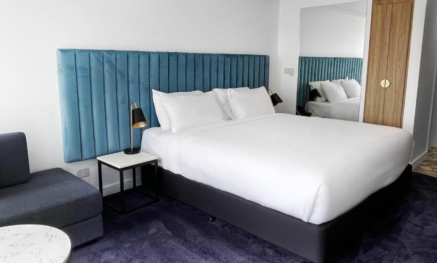 Image 3: Brisbane Getaway for Two: Swiss-Belhotel Stay + Wine & Late Checkout