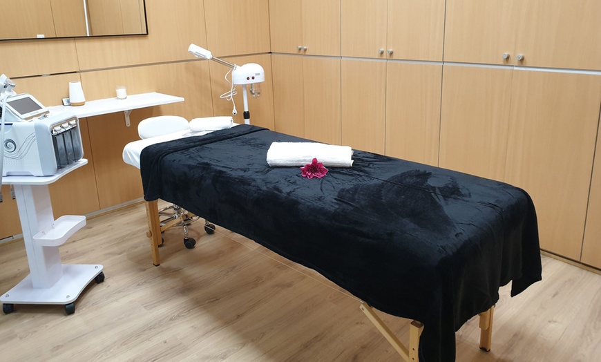 Image 2: Limpieza facial con opción a microdermoabrasión y máscara LED