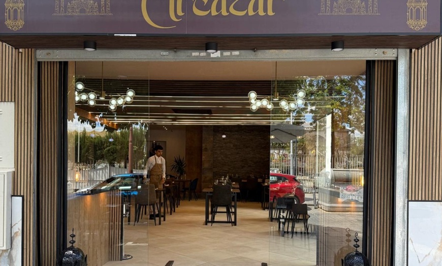 Image 20: Menú fusión con entrante, principal, postre y bebida 