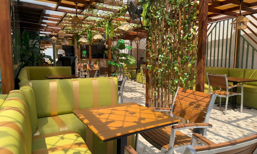 Image 7: Comida y cócteles en el rooftop Ozone Sky para 2 o 4 personas