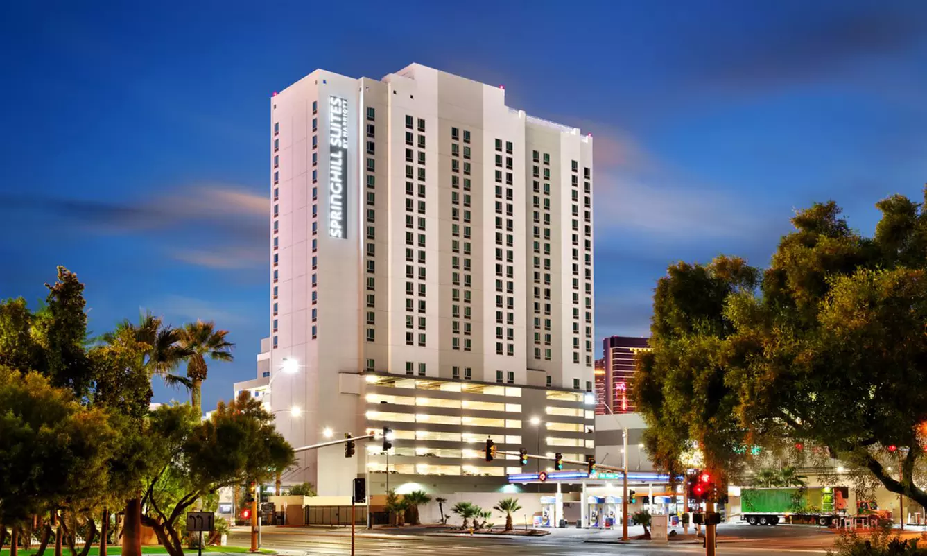 Hotel Stay w/ Rooftop Pool & Breakfast. Minutes From The Strip