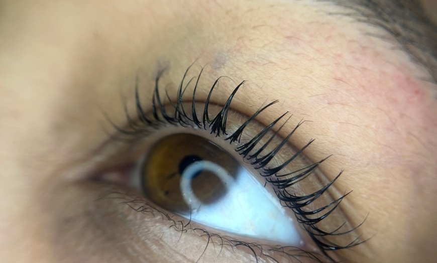 Image 10: Rehaussement de cils et brow lift