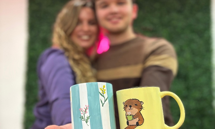 Image 10: Taller de pintura en cerámica o velas con barra de libre de vino