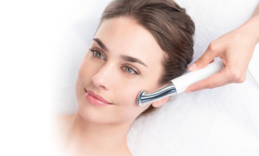 Image 1: Experience 60 Minute Hydrafacial with Guinot Institut Paris