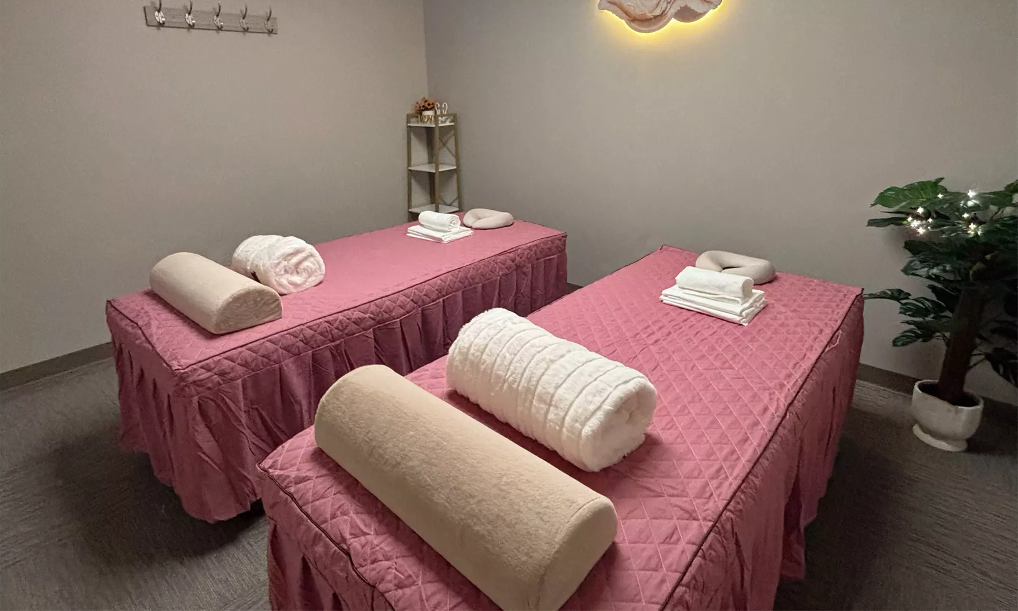 60/90- Min Couples Massage + Essential Oils, Hot Towel, & Hot Stones 
