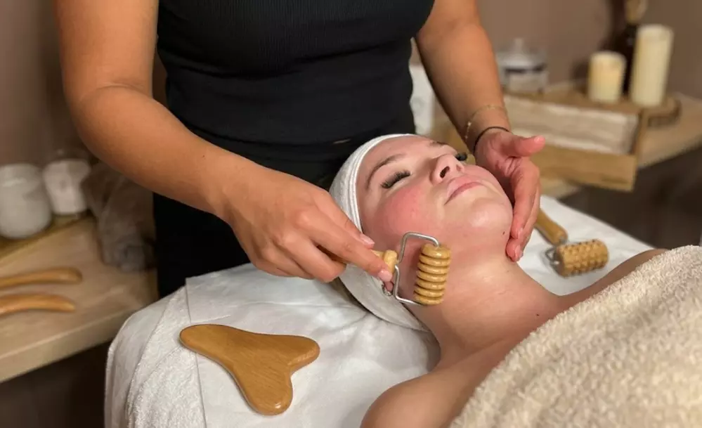 Gesichtsbehandlung mit Gua Sha & Holztechnik / Madero-Körperbehandlung
