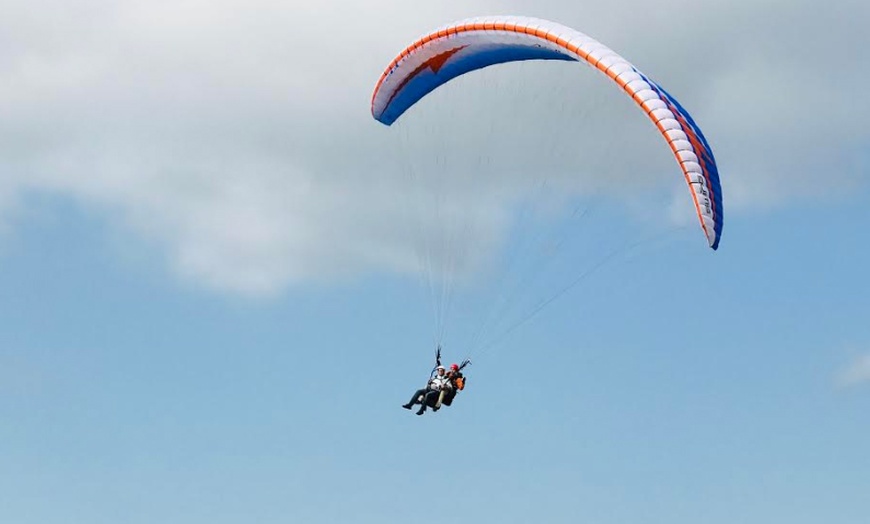 Image 2: Almelo: paragliding tandemvlucht