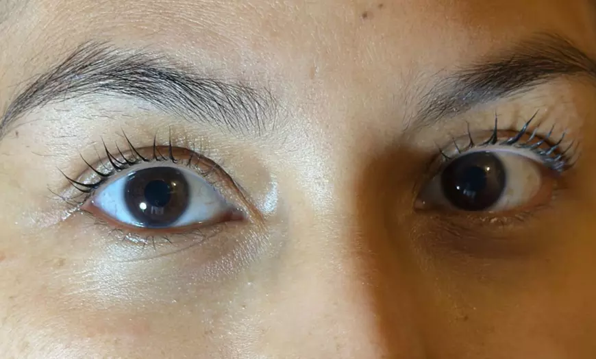 Image 9: Cejas con hilo y esmaltado o lifting de pestañas con esmaltado
