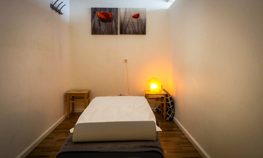 Image 3: 30-60 Min. Kräuterstempel-Massage für 1 Person