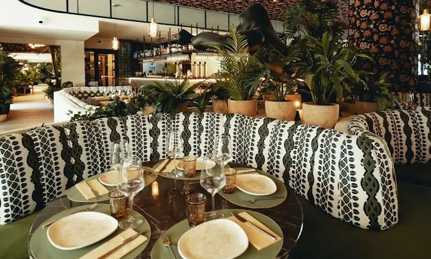 Image 17: Menú fusión para 2 o 4 personas con postre y opción a botella de vino