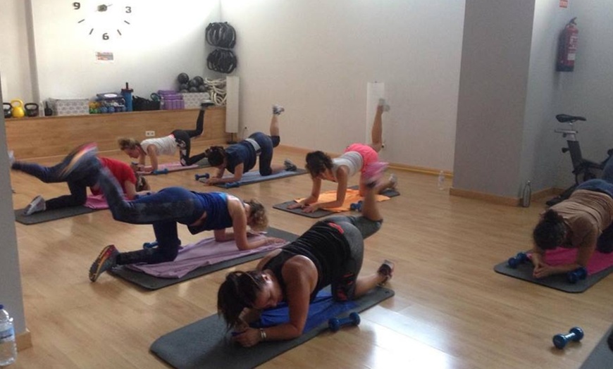 Image 1: Clases dirigidas en el gimnasio exclusivo para mujeres Woman Fitness