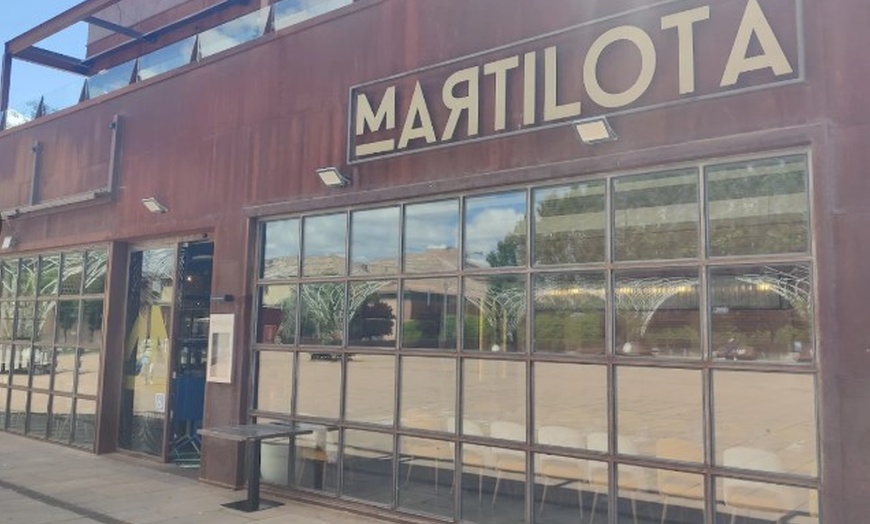 Image 34: Menú mediterráneo con postre y bebida o botella de vino para 2 o 4