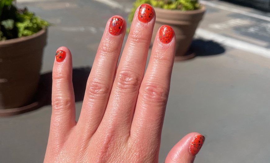 Image 2: One Shellac/No-Chip Manicure for Gorgeous Nails