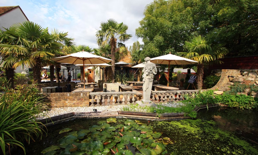 Image 20: Oxfordshire: An Overnight 5* Stay w/ Dinner and Champagne 