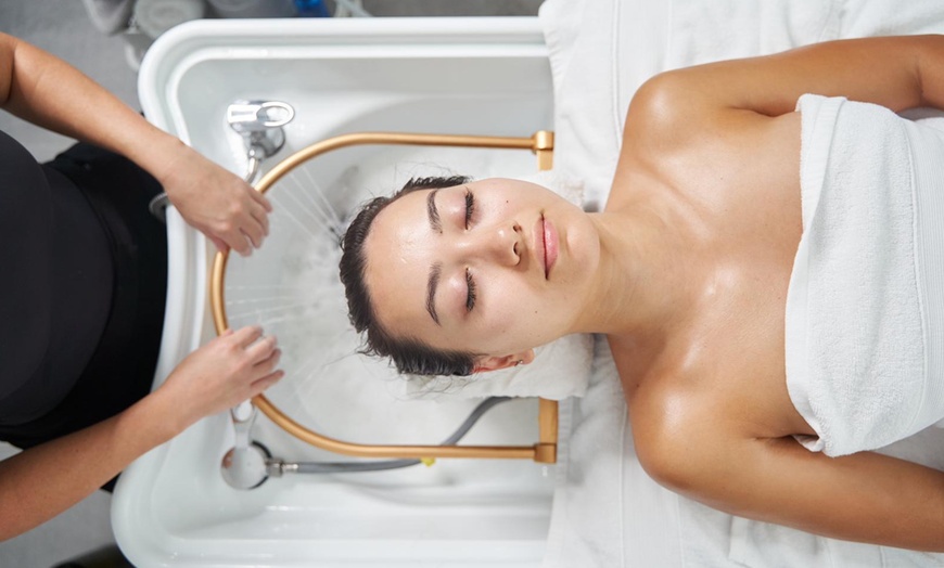 Image 1: Experiencia de spa capilar japonés deluxe con bebida de cortesía