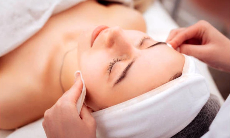 Image 7: 1, 2 o 3 sesiones de microlifting facial de vitaminas con Dermapen