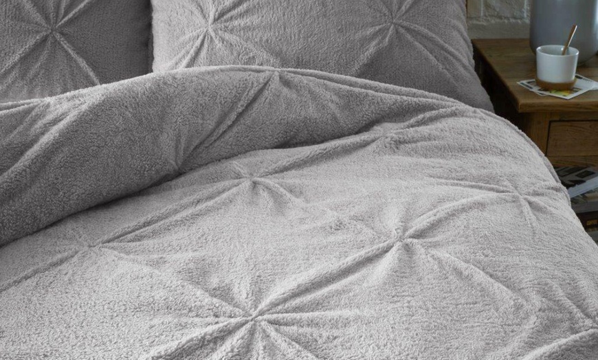 Image 3: Pintuck Teddy Fleece Duvet Set