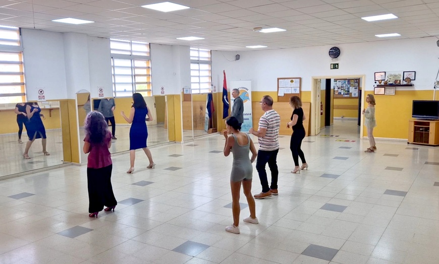 Image 3: Curso intensivo de un mes de clases de salsa o bachata para 2 o 4 