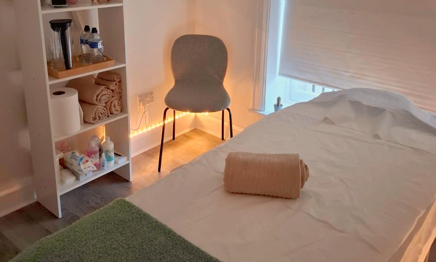 Image 3: Get Classic Relaxation Massage / Choice Of Lymphatic Spa Treatment