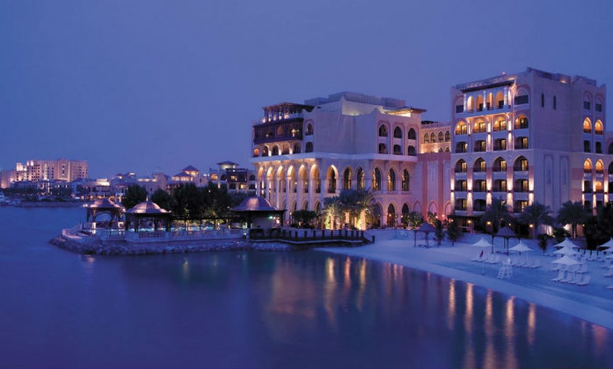 Image 5: Buffet at Shangri-La Hotel