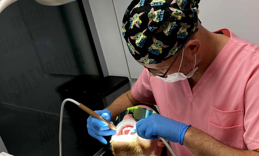 Image 3: Zadbaj o swój uśmiech: skaling, piaskowanie lub pełna higienizacja