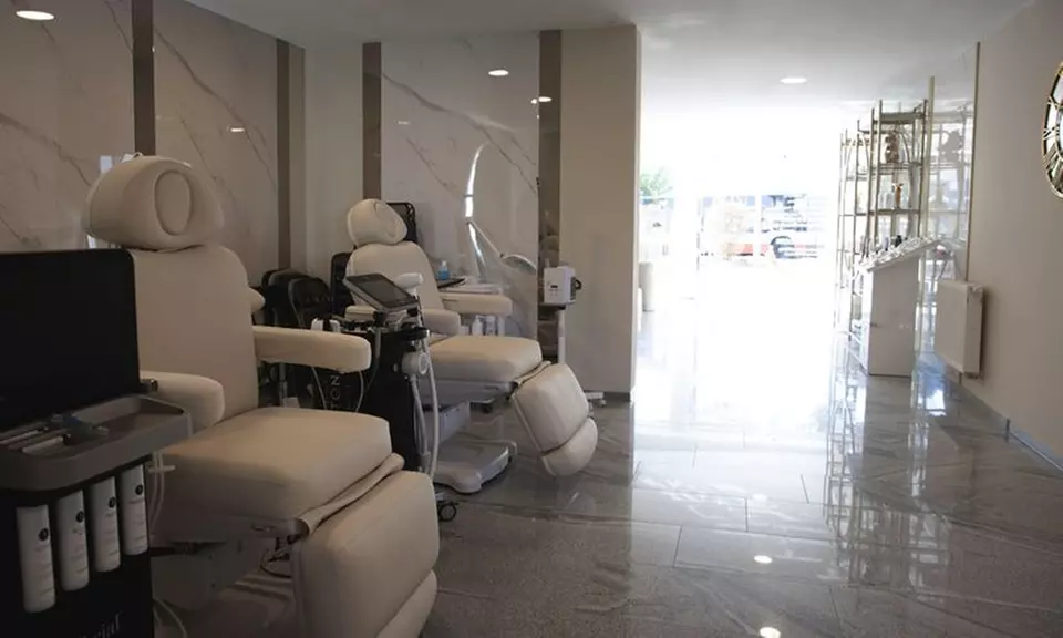 Wimpern- und/oder Augebrauen-Lifting inkl. Färben für 1 Person