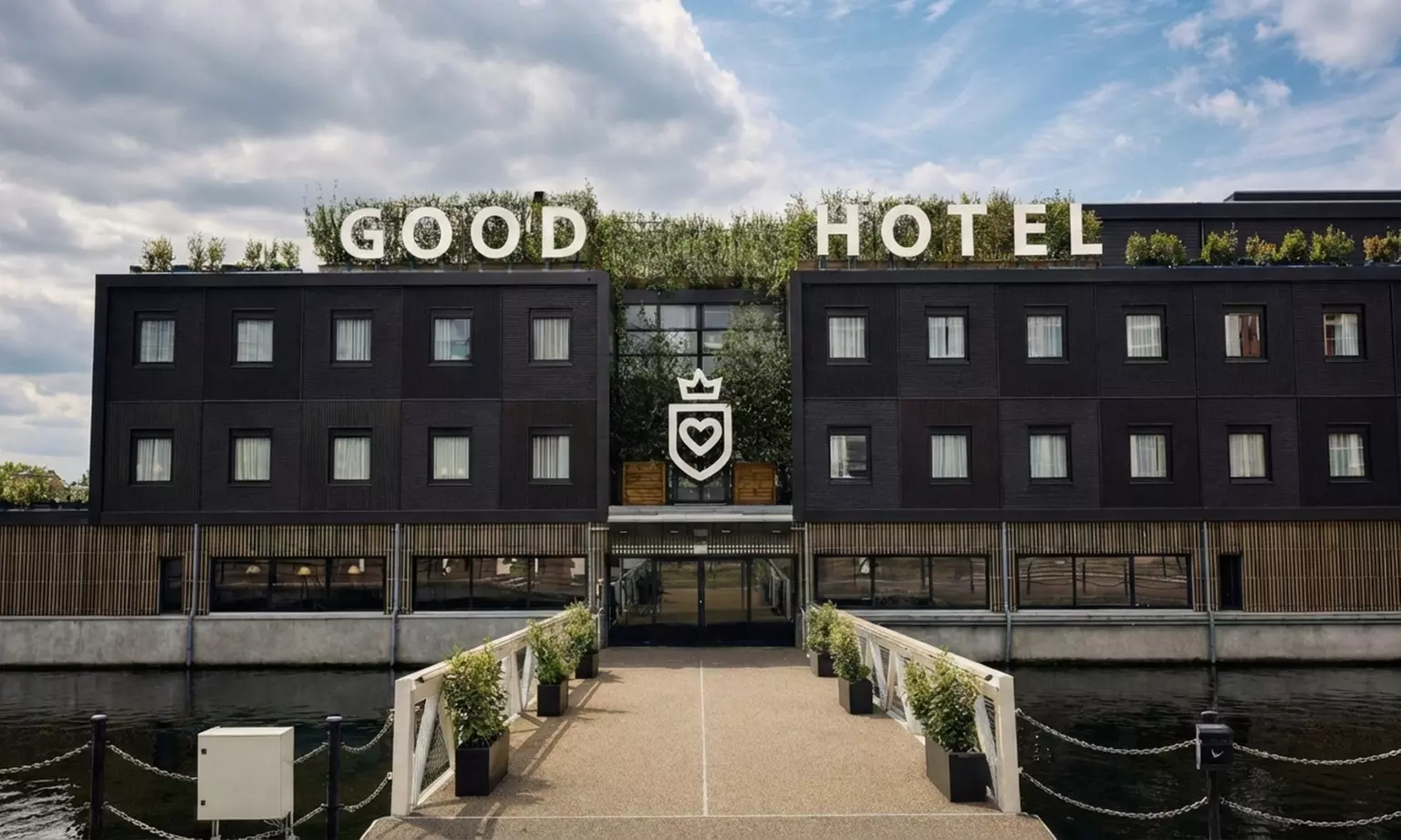 London: Waterfront Floating Hotel Stay for 2