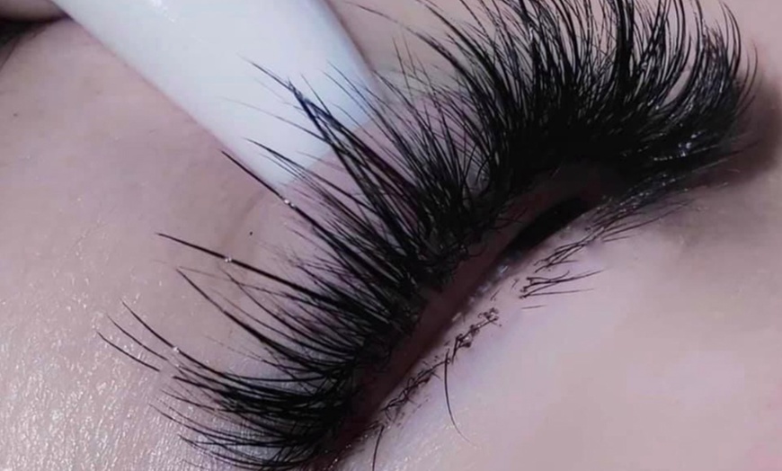 Image 4: Achieve a Stunning Look with Full Set of Eyelash Extensions