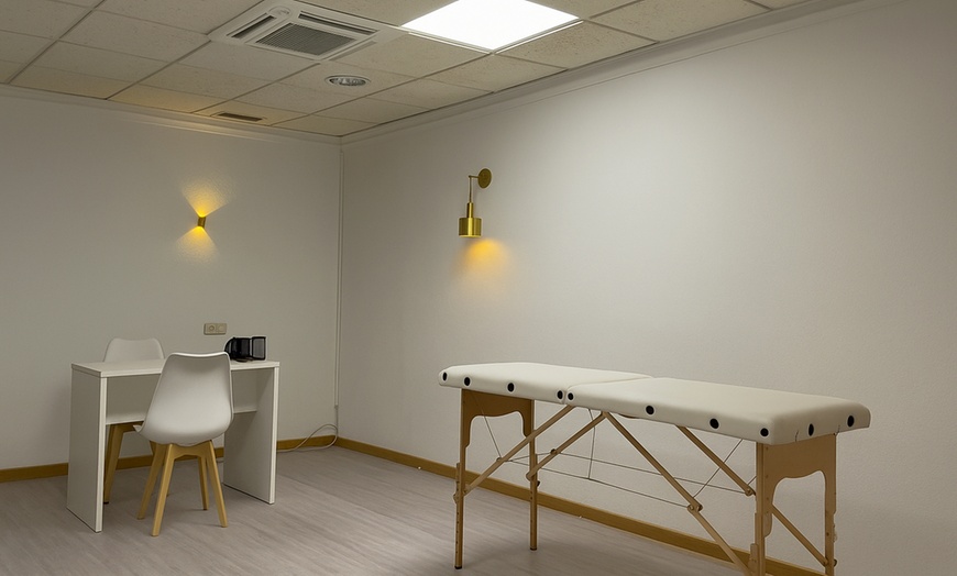 Image 2: Masaje deportivo especializado de hasta 90 min. con valoración inicial