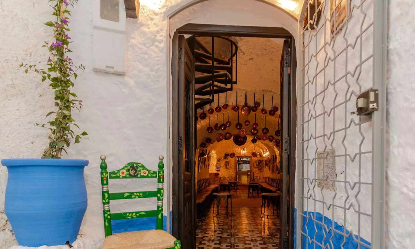 Entrada para espectáculo flamenco con consumición para 2 o 4 en tablao flamenco; con hasta un 27% menos - Second Medium