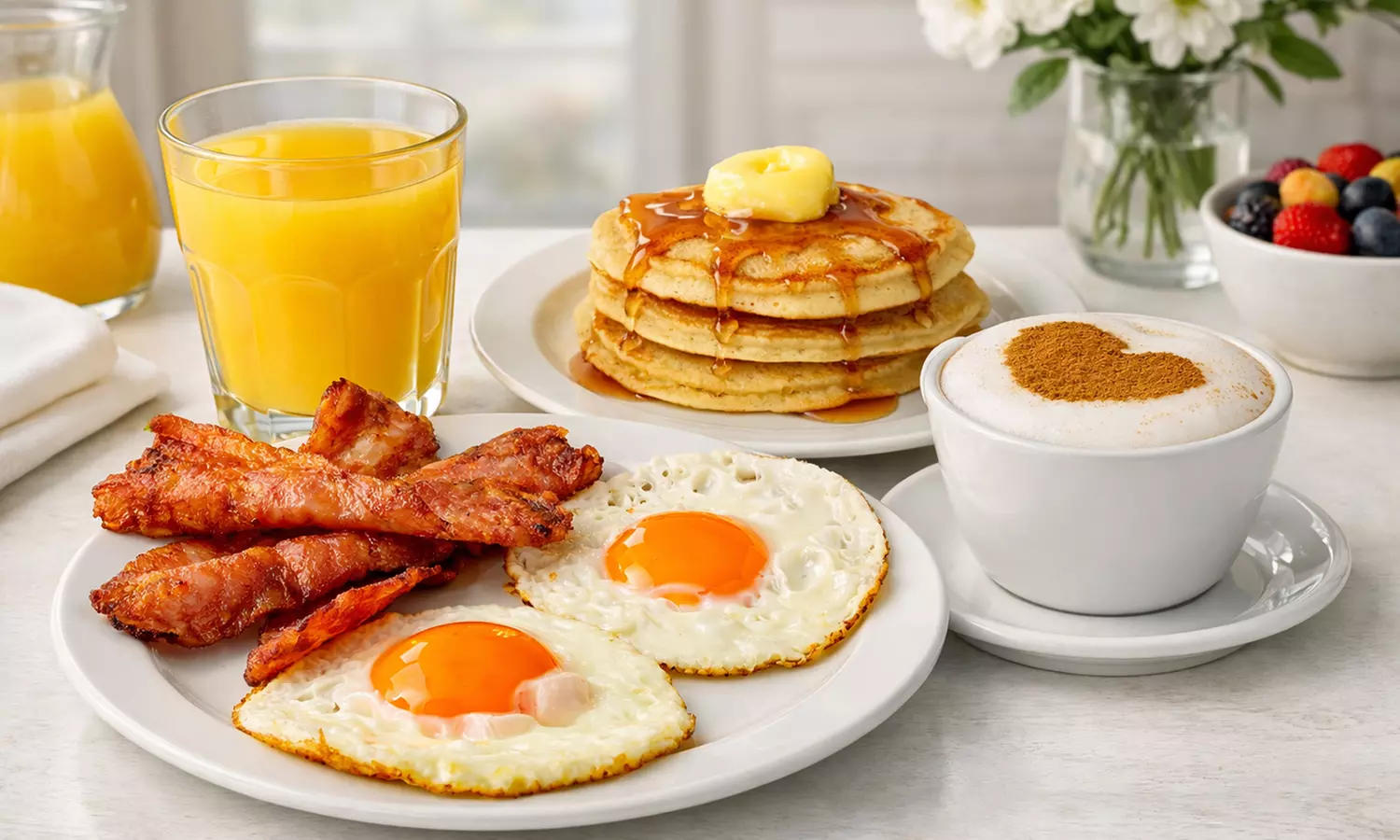 Brunch con platos salados, dulces, bebidas y mimosa clásica