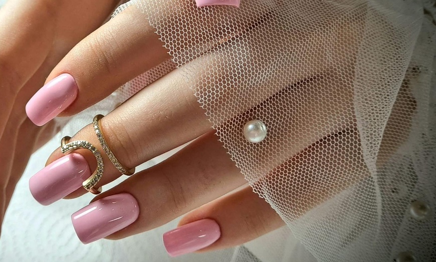 Image 1: Zadbaj o stopy i dłonie: manicure i pedicure hybrydowy