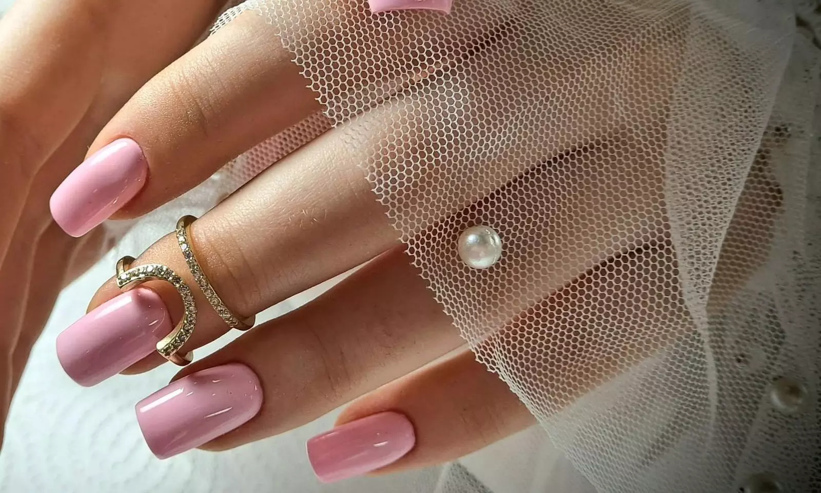 Zadbaj o stopy i dłonie: manicure i pedicure hybrydowy w salonie Piu Piu (do -36%) - Primary Image