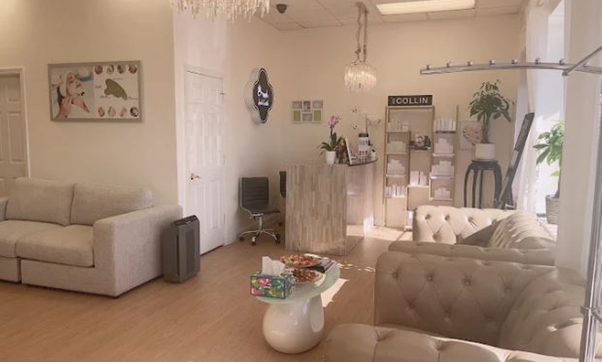 Image 3: 60/90 Swedish or Deep Tissue Massage & Essential Oil &Scalp Treatment