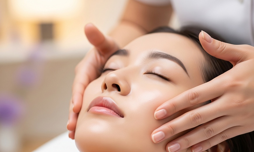 Image 1: Ritual de belleza facial con masaje kobido en Bienestar Chic Sl