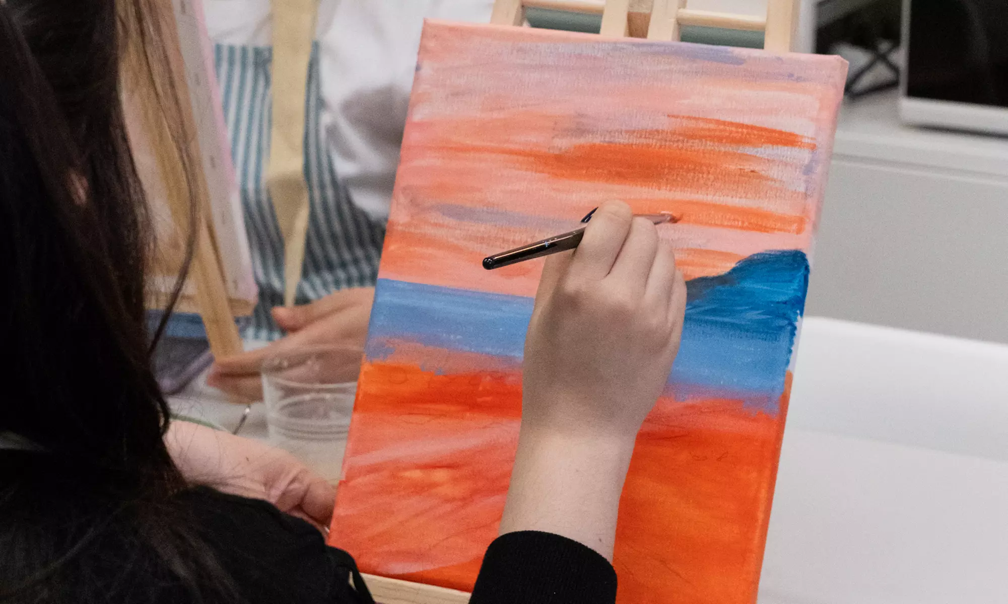 Taller para 1 o 2: pintura de cuadro o tote bag, o clase de maquillaje