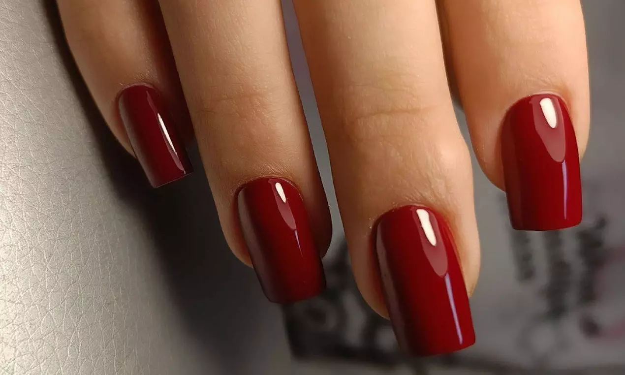 Manicure i pedicure hybrydowy dla zadbanych dłoni i stóp